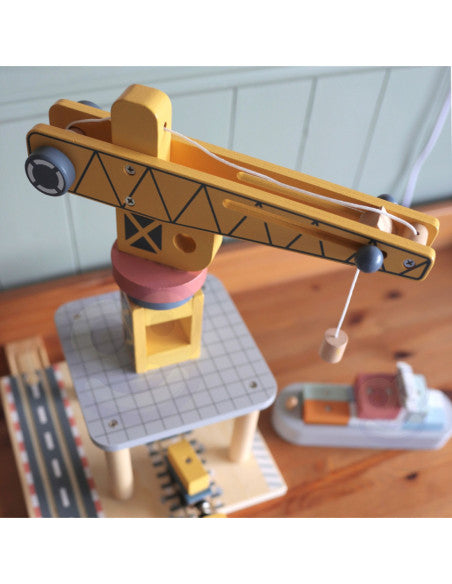 Enfant manipulant les wagons du set port