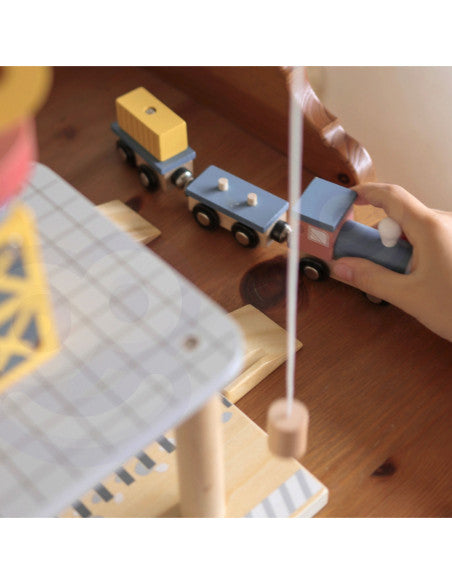 Enfant avec casque de chantier et set port Tooky Toy