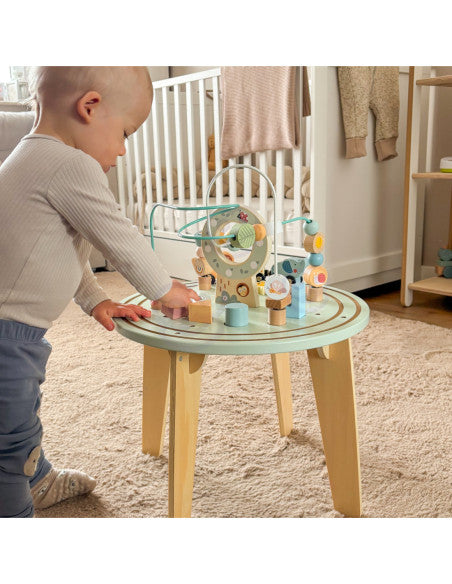 Vue du dessus de la table d'activités Montessori