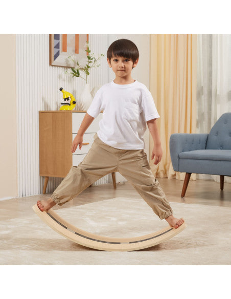 Enfant en équilibre sur la planche en bois naturel Viga