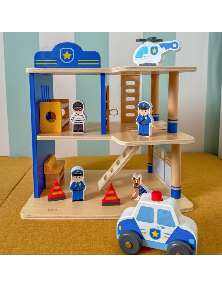 Détail du commissariat de police en bois avec figurines