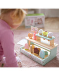 Enfant jouant avec le stand de glaces en bois