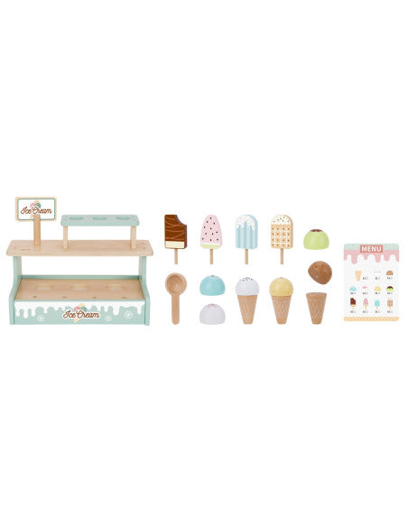 Enfant jouant avec le stand de glaces